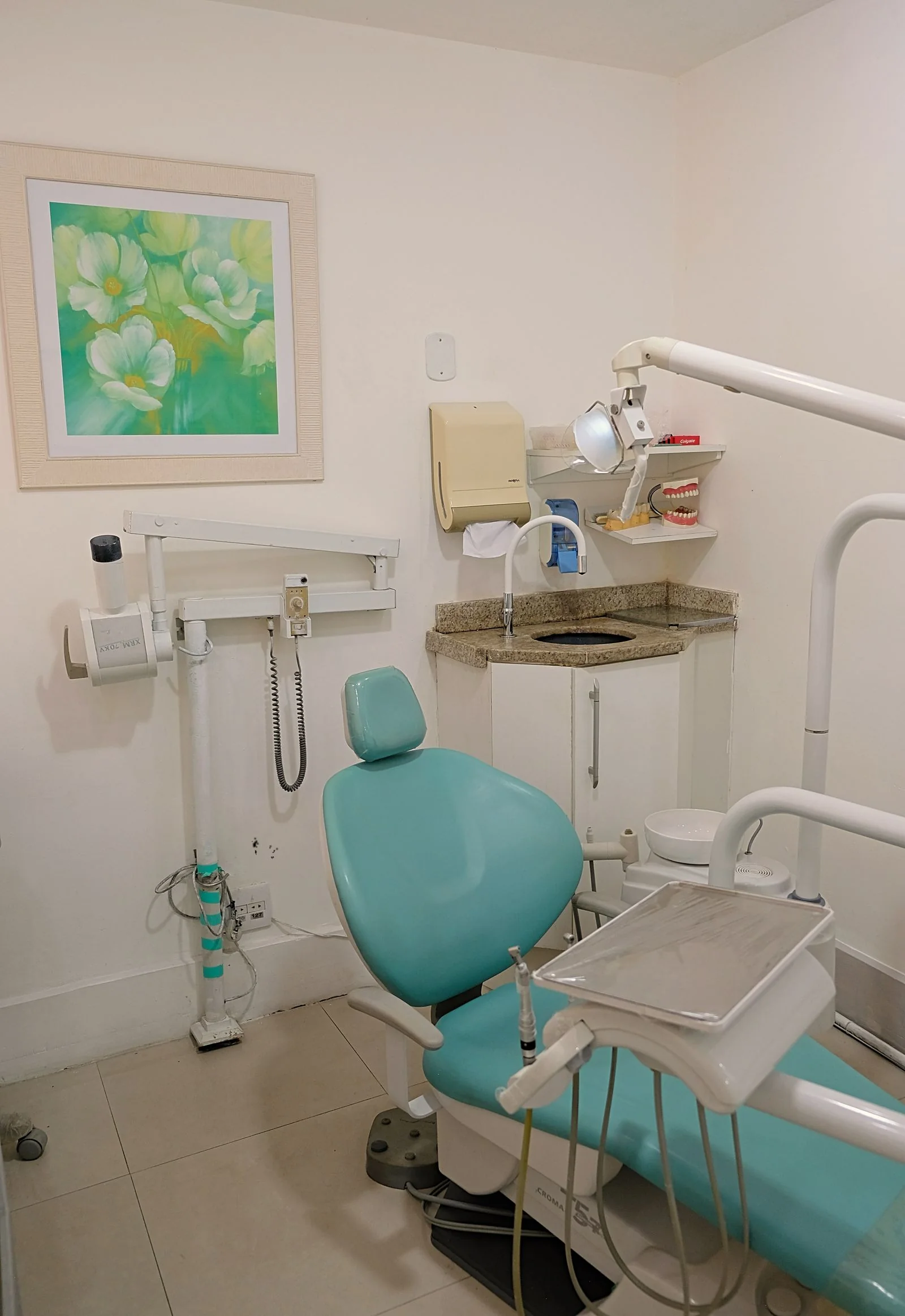 Consultorio dental moderno, vacío, con el sillón, el equipo y luz natural