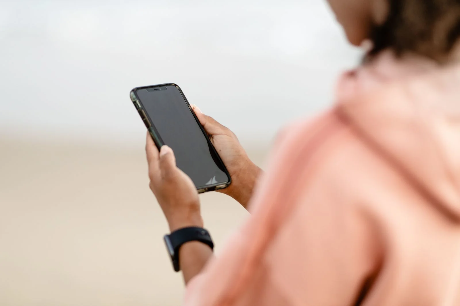 Persona mirando el teléfono: así llegan los pacientes que buscan una clínica en el celular